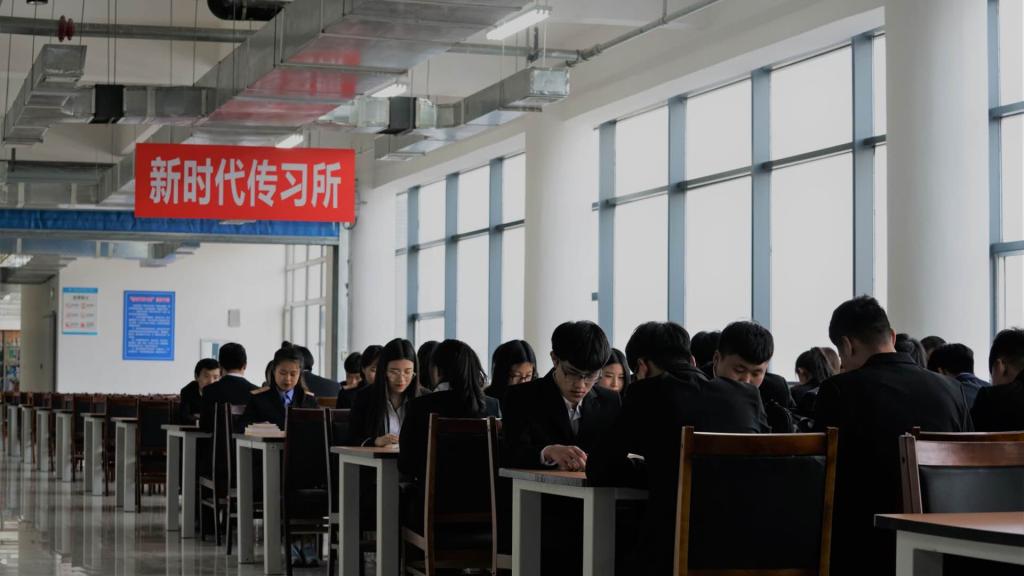 同学们在认真阅读