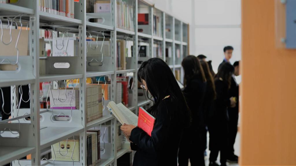 同学们在选取书籍