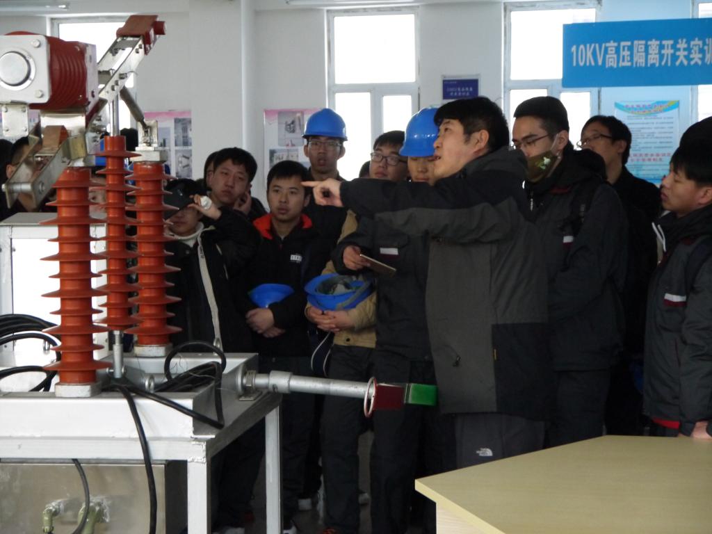 电气分院张心刚主任介绍实训基地的设备设施