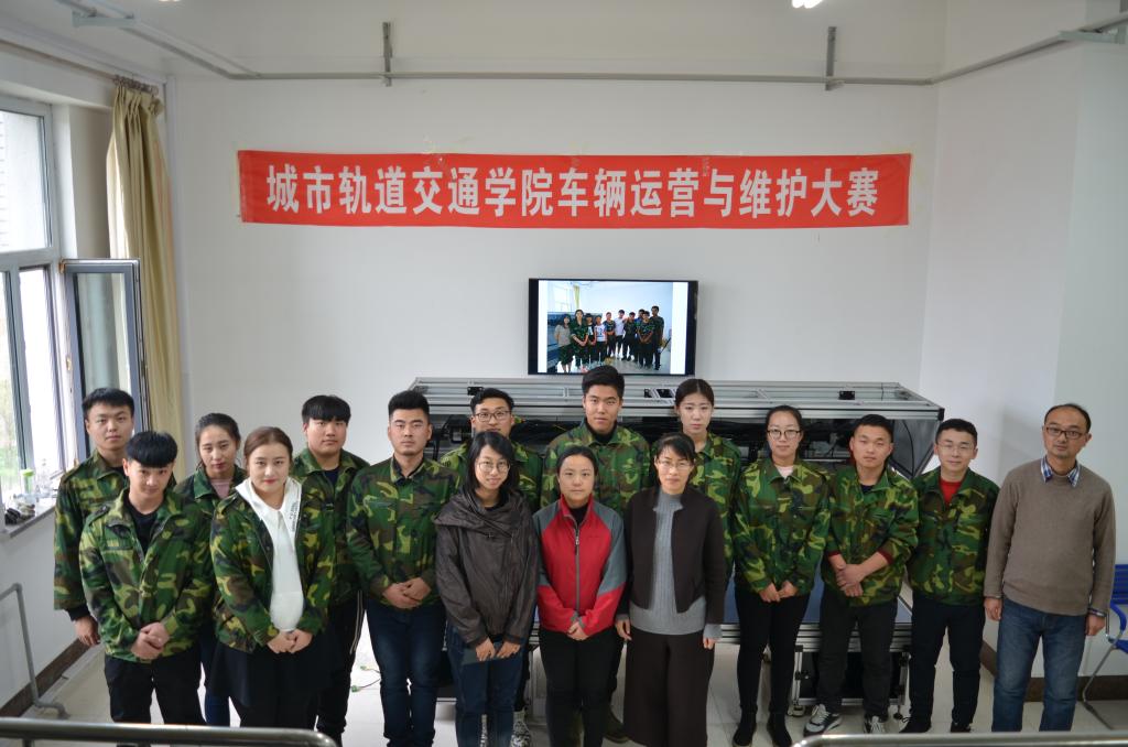 参赛选手与评委合影留念