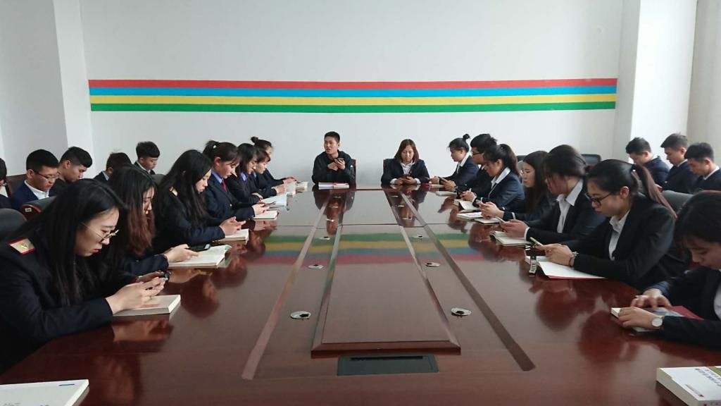 纪老师在向同学们作介绍