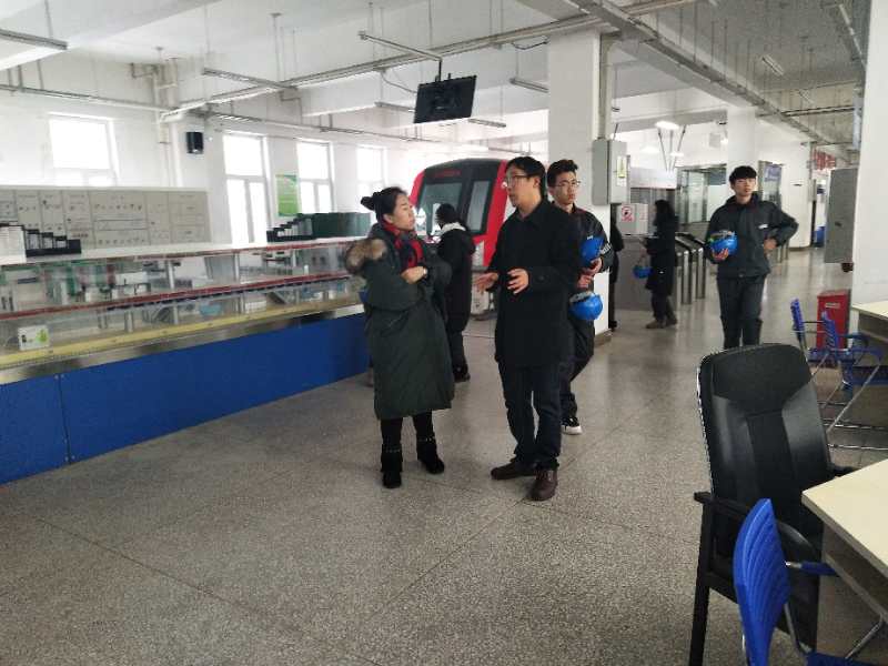 城轨分院王笑然副院长介绍实习实训条件